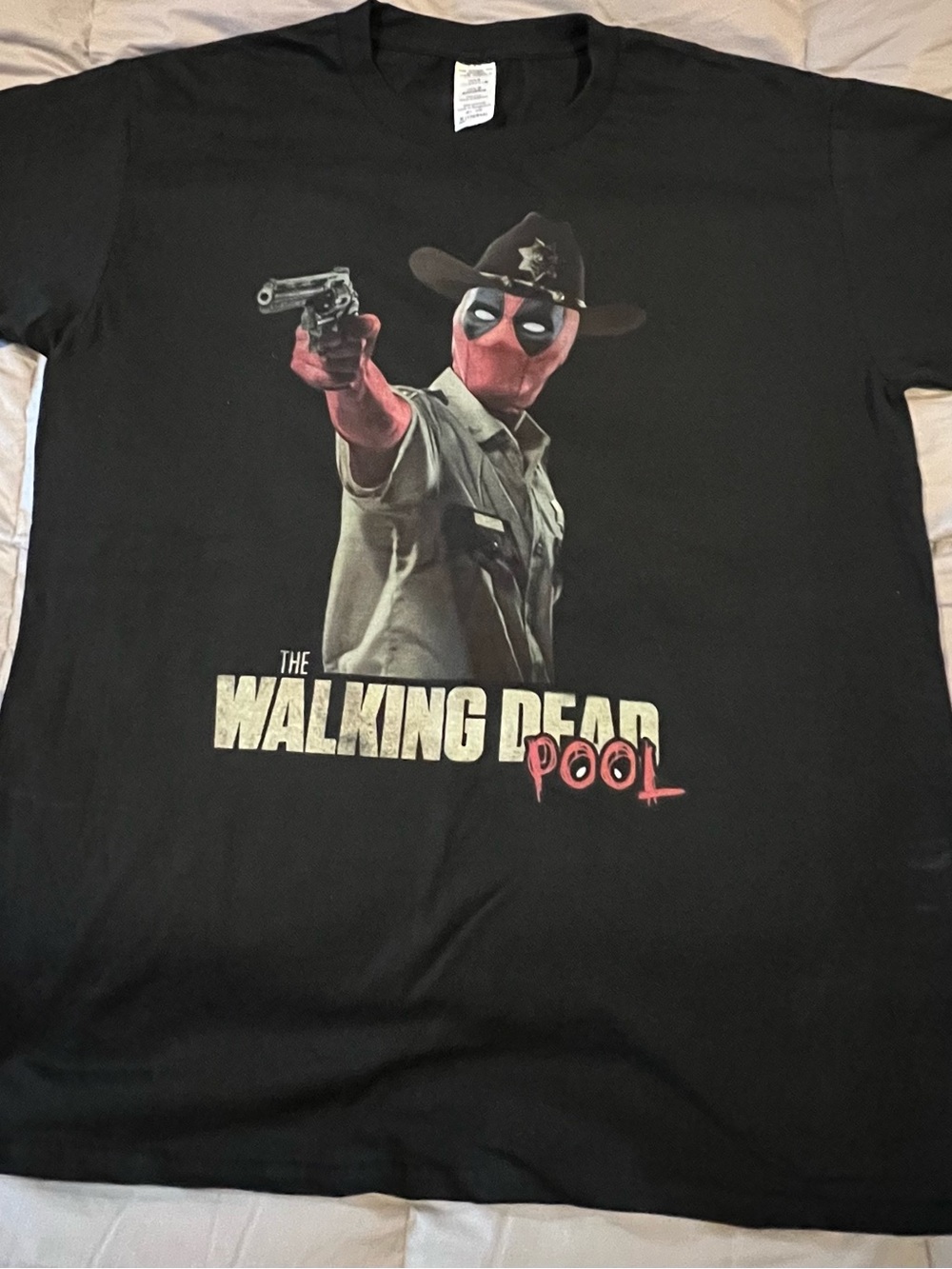 Rare- The Walking Deadpool-Deadpool Men’s Adult Medium T-Shirt